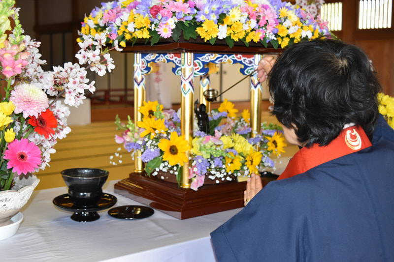 花まつりで甘茶をかける同行