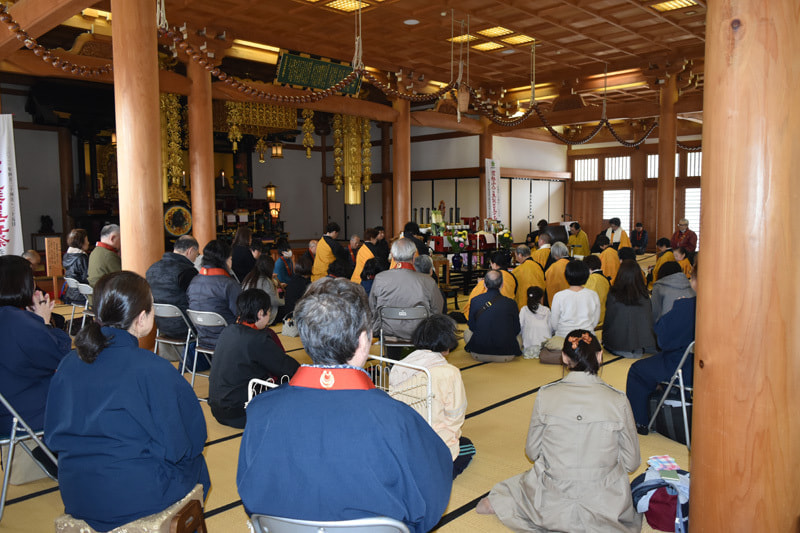 百万遍供養に参列される同行